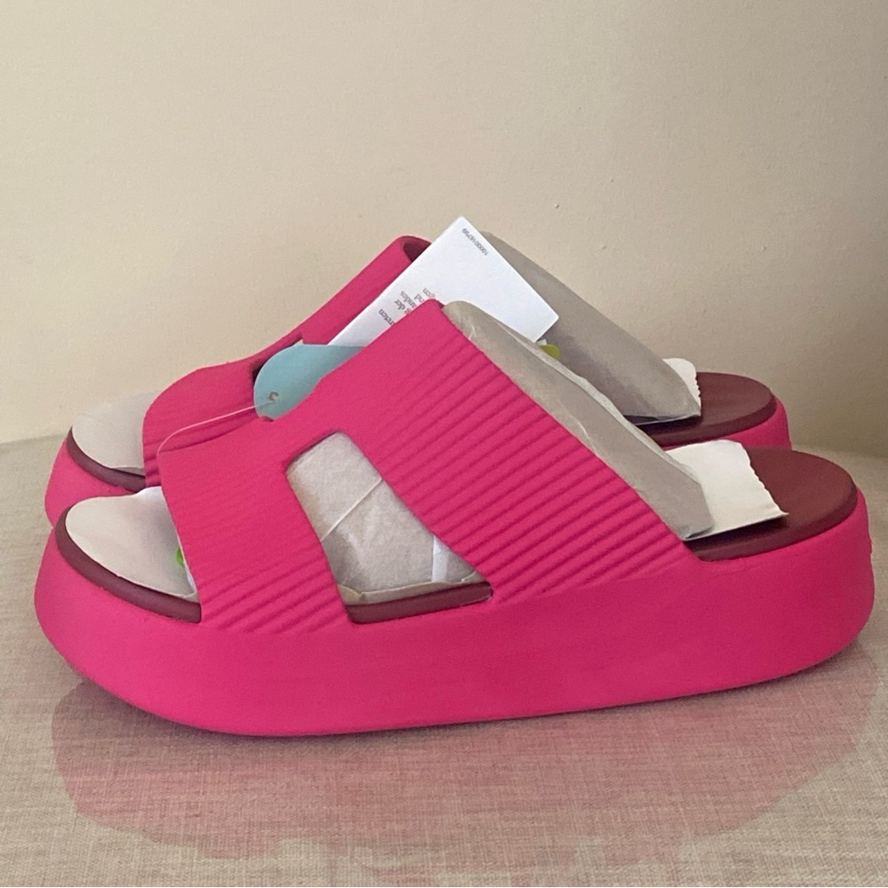 Crocs Women's Getaway Groove Platform H-Strap Sandal | Dragon Fruit - Picture 4 of 12